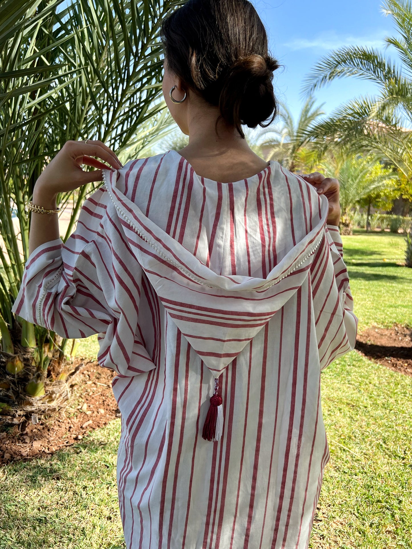 White and red striped handmade djellaba – detailed view
