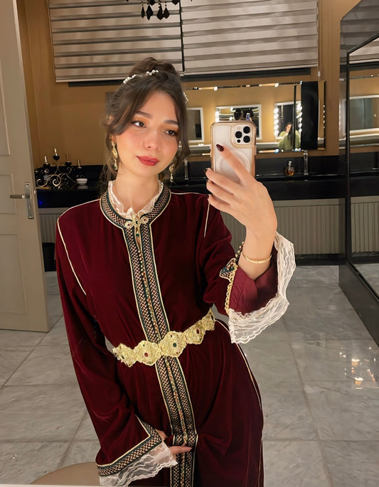 Caftan Marocain en Velours Bordeaux Royal – Pièce Unique, Col & Poignets en Dentelle