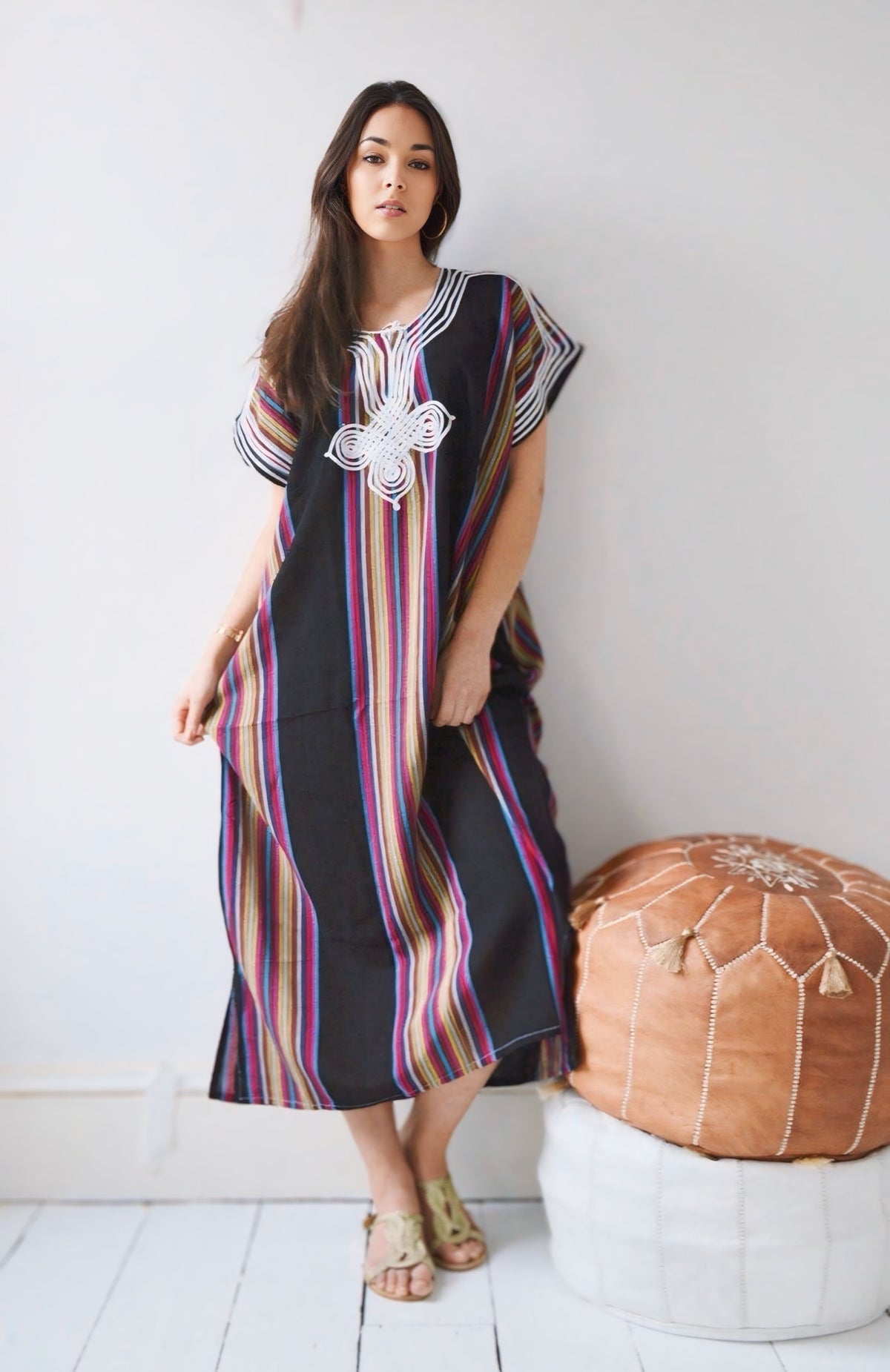 Gandoura Marocaine Brodé Rayée – Élégance Colorée