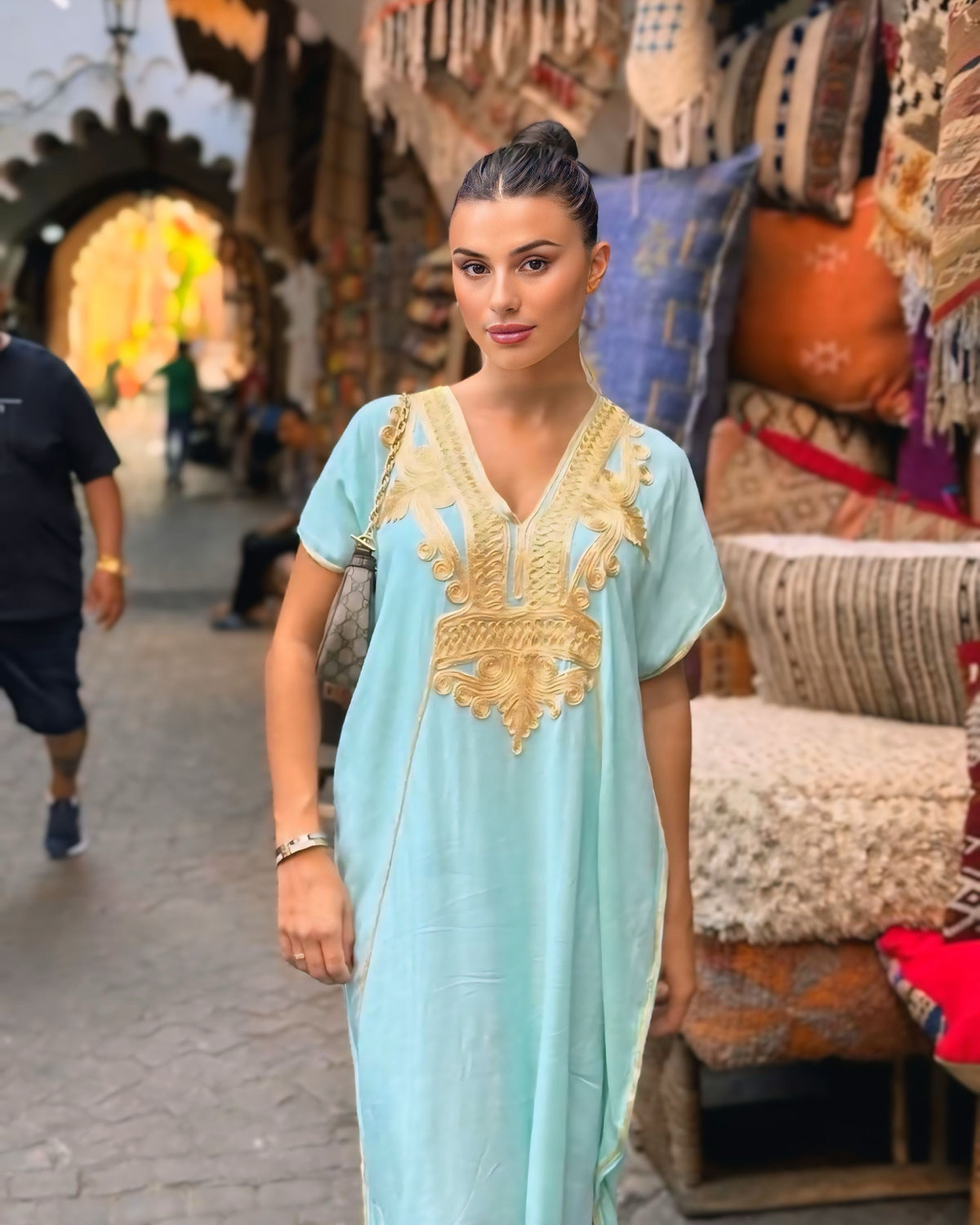 Gandoura marocaine bleu ciel avec broderies dorées, vue de face
